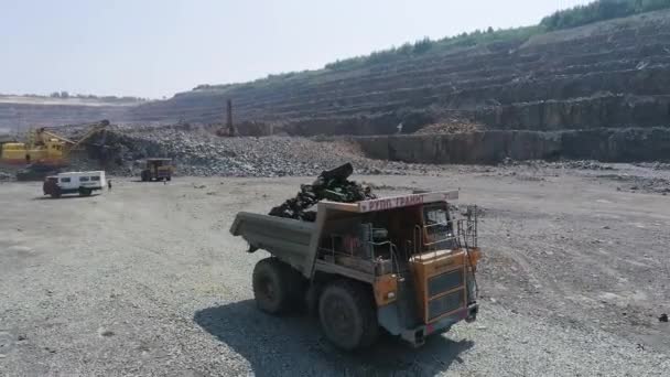 Mikashevichi, Belarus, 14.04.2020 - Mining dump trucks in large granite open pit mines.近距离空中观察 — 图库视频影像