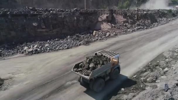 Exploitation de camions à benne dans une grande mine de granit à ciel ouvert. fermer Vue aérienne drone chasse. Extraction industrielle de roches ou de minéraux 