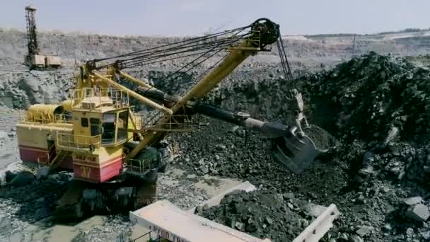 Mikashevichi, Belarus, 14.04.2020 - Büyük kazıcı büyük çöp kamyonu Belaz 'a granit yüklüyor — Stok video