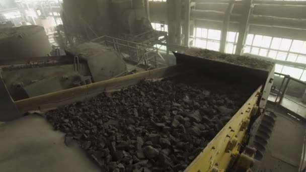 Pada garis penyortiran batu granit bangkit dan menggulung bawah Industri ekstraksi batu atau mineral — Stok Video