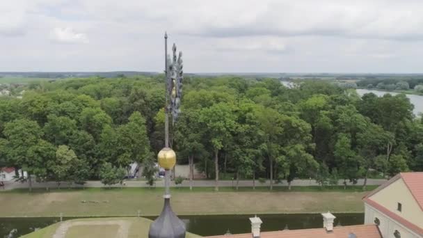 Nesvizh, Vitryssland - juli 2019: Nesvizh slott Residential Complex i Radziwill dynastin världsarv samling mest populära turistattraktion i Vitryssland. Arkitektoniskt monument av XVII -talet — Stockvideo