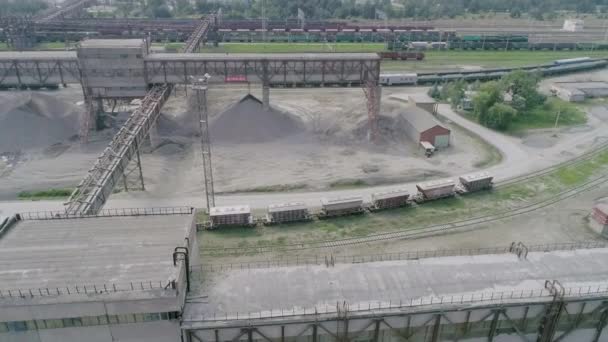 Mikashevichi, Bělorusko, 14.04.2020 - Průmyslová linka na zpracování žuly, Drone shot vozů pro přepravu rozdrcených kamenných výrobků zpomalený pohyb — Stock video