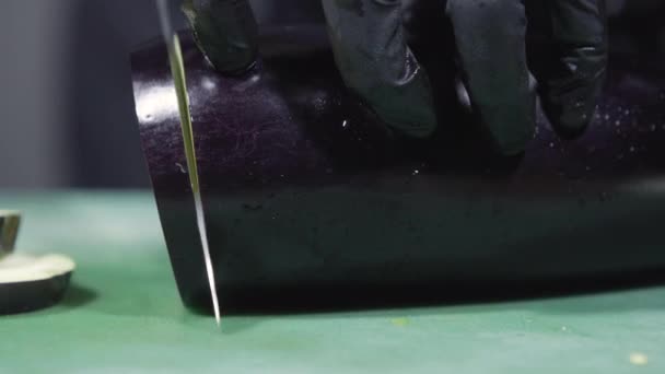Кухарі руками в чорних рукавичках нарізають баклажани крупним планом вибірковий фокус — стокове відео