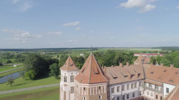 Mir, Bielorrússia - julho de 2019: Castelo medieval de Mir, residência da famosa família Radziwill, atração turística mais popular da Bielorrússia, lugar de festivais históricos culturais. Estilo renascentista telhado vermelho — Vídeo de Stock