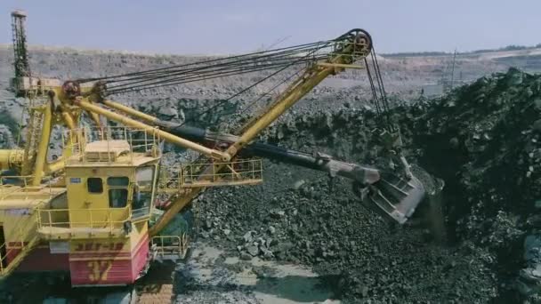Mikashevichi, Belarus, 14.04.2020 - Big excavator loading granite into heavy dump truck — 图库视频影像