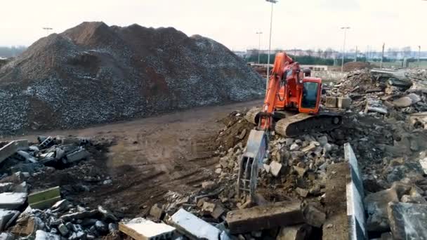 Minsk, Vitryssland 13.04.2020 - Industriell återvinning av betong, hydraulisk grävmaskin Doosan 255 LCV med käkkross i arbete, miljöskydd mot föroreningar från byggavfall, drönarvy — Stockvideo