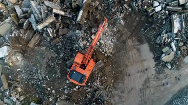 Minsk, Belarus 13.04.2020 - Betonun endüstriyel geri dönüşümü, hidrolik kazıcı Doosan 255 LCV ile çene kırıcı, inşaat atığı kirliliğinden çevresel koruma, hava manzarası — Stok video