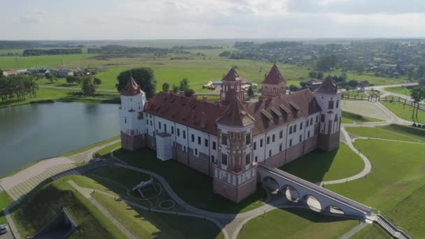 Mir, Bělorusko - červenec, 2019: Středověký hrad Mir, sídlo slavné rodiny Radziwill, nejoblíbenější turistická atrakce Běloruska. Renesanční styl Architektonická památka ze záběru bezpilotních letounů XVI století — Stock video