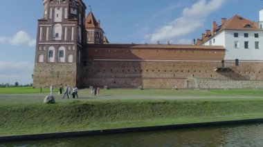 Mir, Belarus - Temmuz 2019: Ortaçağ Mir Şatosu, ünlü Radziwill ailesinin evi, Belarus 'un en popüler turistik merkezi. Rönesans stili Mimari XVI yüzyılın anıtı