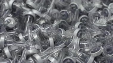 Tıbbi çözüm fabrikasında PVC ambalaj hattı