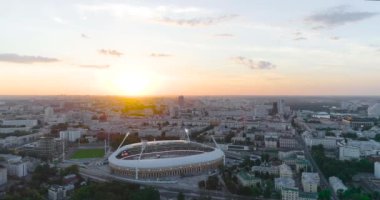 Minsk, Belarus - 2019: Dinamo Stadyumu, Dinamo futbol kulübünün ev sahibi stadyumu, akşam saatlerinde futbol maçı sırasında, İHA atışı. Şampiyonlar Ligi maçları havadan izleniyor