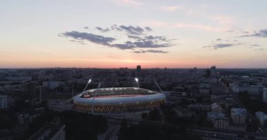 Minsk, Belarus - 2019: Dinamo Stadyumu, Dinamo futbol kulübünün ev sahibi stadyumu, akşam saatlerinde futbol maçı sırasında, İHA atışı. Şampiyonlar Ligi ve Avrupa Ligi maçları oynanıyor