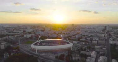 Minsk, Belarus - 2019: Dinamo Stadyumu, Dinamo futbol kulübünün ev sahibi stadyumu, akşam saatlerinde futbol maçı sırasında, İHA atışı. Şampiyonlar Ligi maçları havadan izleniyor