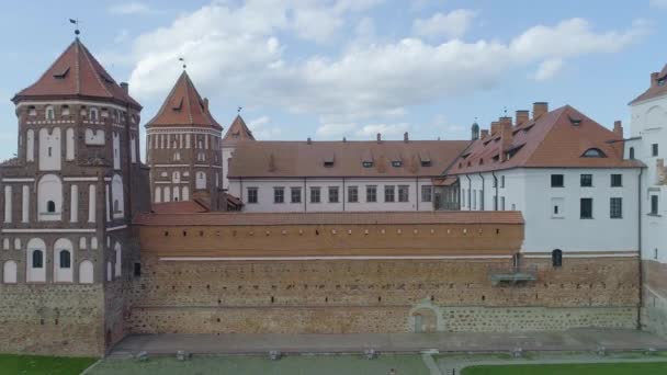 Mir, Belarusz - 2019. július: Középkori Mir kastély, híres Radziwill család rezidenciája, Fehéroroszország legnépszerűbb turisztikai látványossága. Reneszánsz stílusú XVI. századi építészeti emlék — Stock videók