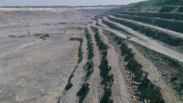 Camiones volquete mineros en gran mina de granito a cielo abierto. Paseos en camión vacío en la carretera de cantera repisa — Vídeos de Stock