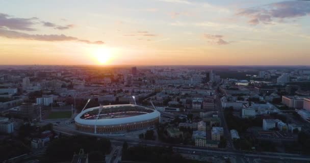 Minsk, Weißrussland - Oktober 2019: Dinamo-Stadion, Heimspielstätte des Fußballklubs Dinamo bei Sonnenuntergang am Abend während eines Fußballspiels, Drohnenschuss. Spiele der Champions League und Europa League werden ausgetragen — Stockvideo