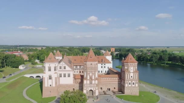 Mir, Λευκορωσία - Ιούλιος, 2019: Μεσαιωνικό Κάστρο Μιρ, κατοικία της διάσημης οικογένειας Radziwill, το πιο δημοφιλές τουριστικό αξιοθέατο της Λευκορωσίας, τόπος πολιτιστικών ιστορικών φεστιβάλ. Renaissance στυλ drone — Αρχείο Βίντεο