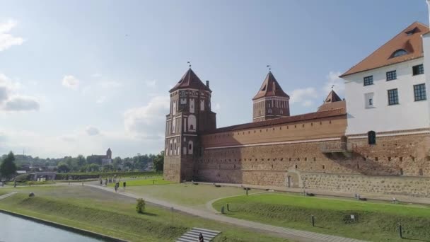 Мир, Білорусь - липень 2019: середньовічний замок Мир, резиденція відомої родини Радзівілл, найпопулярніша туристична пам'ятка Білорусі, місце проведення культурних історичних фестивалів. Ренесанс — стокове відео