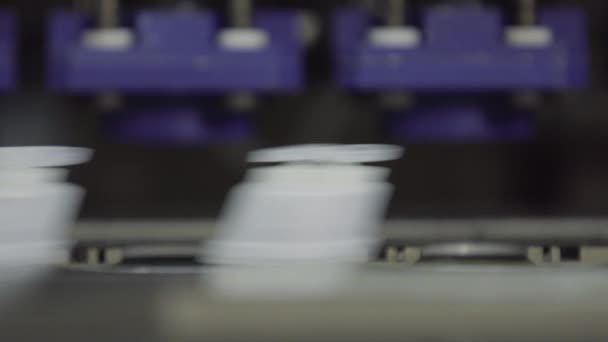 Kunststoffflaschen auf Medizintechnik Conveyor Blow fill Dichtungstechnologie zur Herstellung flüssigkeitsgefüllter Behälter in medizinischen oder lebensmittelindustriellen Fabriken in Großaufnahme — Stockvideo