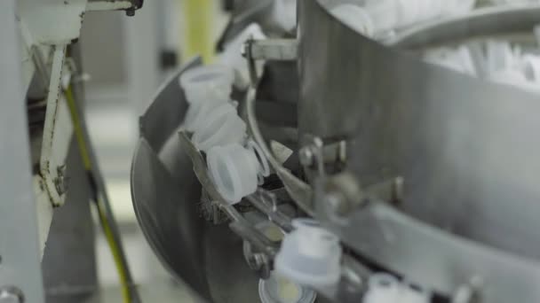 Bouteilles en plastique sur les solutions médicales Convoyeur Technique de joint de remplissage par soufflage utilisée pour produire un récipient rempli de liquide sur une usine médicale ou industrielle alimentaire — Video
