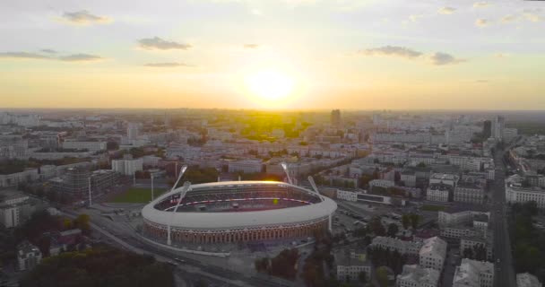 Minsk, Weißrussland - Oktober 2019: Dinamo-Stadion, Heimspielstätte des Fußballklubs Dinamo bei Sonnenuntergang am Abend während eines Fußballspiels, Drohnenschuss. Champions-League-Spiele werden aus der Luft übertragen — Stockvideo