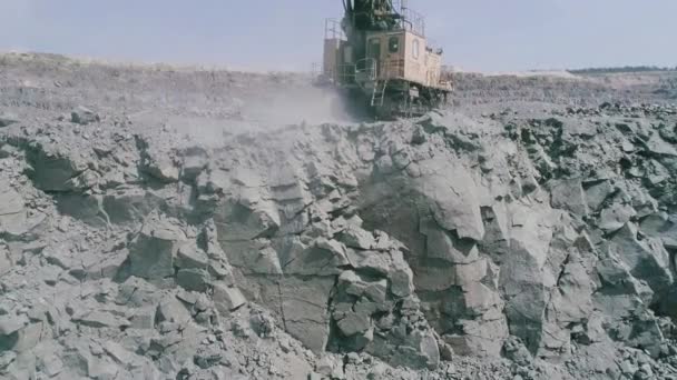 Borrrigg borrar granit för stuvning av sprängämnen Industriell utvinning av sten eller mineral — Stockvideo
