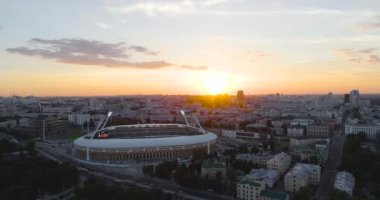 Minsk, Belarus - 2019: Dinamo Stadyumu, Dinamo futbol kulübünün ev sahibi stadyumu, akşam saatlerinde futbol maçı sırasında, İHA atışı. Avrupa Ligi maçları havadan izleniyor