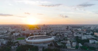 Minsk, Belarus - 2019: Dinamo Stadyumu, Dinamo futbol kulübünün ev sahibi stadyumu, akşam saatlerinde futbol maçı sırasında, İHA atışı. Şampiyonlar Ligi ve Avrupa Ligi maçları oynanıyor