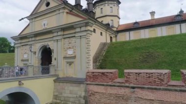 Nesvizh, Belarus - Temmuz 2019: Nesvizh Şatosu Dünya Mirası Koleksiyonu Belarus 'un en popüler turizm merkezi. XVII. Yüzyıl Rönesans tarzının mimari anıtı