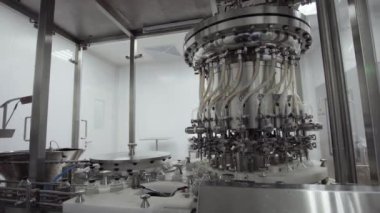 Benzin istasyonundaki tıbbi çözüm taşıyıcısında cam şişeler var.