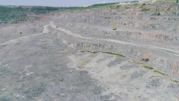 Mijnbouw dump trucks in grote granieten open put mijn. Vrachtwagenritten op steengroeve richelweg — Stockvideo