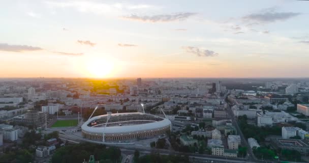 Minsk, Belarus - Oktober, 2019: Dinamo stadium, home arena of Dinamo football club at sunset in evening during football match, drone shot. UEFA 챔피 언스 리그와 유로파 리그 경기가 열리고 있다 — 비디오