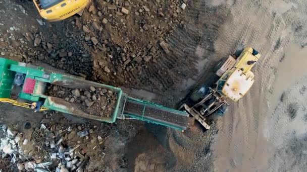 Minsk, Biélorussie 13.04.2020 - Recyclage industriel des équipements de construction lourde en béton : chargeuse frontale, pelle, station de concassage de béton travaillant sur le recyclage des déchets de construction vue par drone — Video