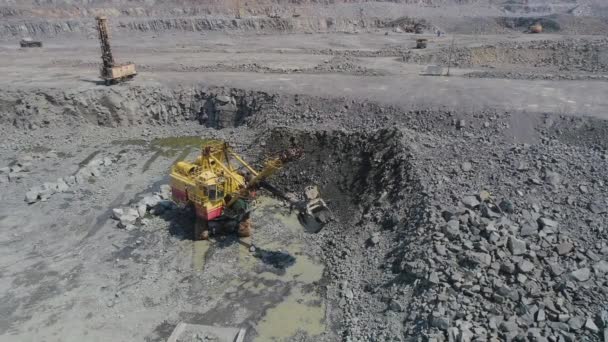 Mikahevichi, Weißrussland, 14.04.2020 - Großer Bagger verlädt Granit in schweren Kipper — Stockvideo