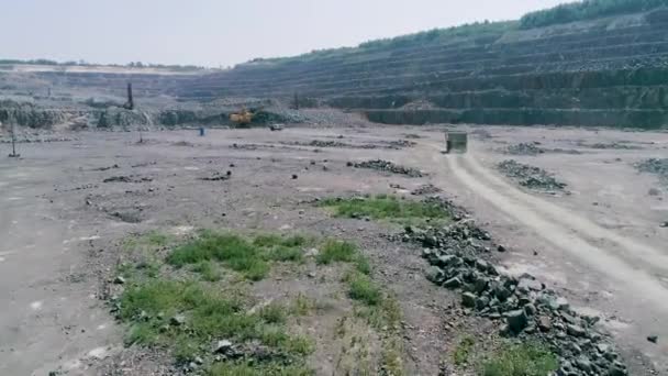 Mijnbouw dump trucks in grote granieten open put mijn. slow motion — Stockvideo