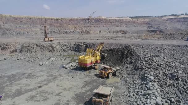 Mikashevichi, Belarus, 14.04.2020 - Big excavator loading granite into heavy dump truck — 图库视频影像