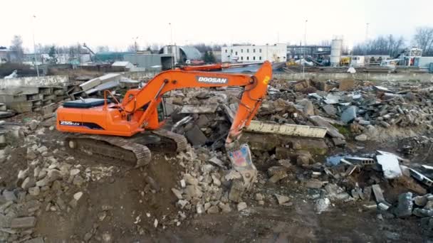 Minsk, Belarus 13.04.2020 - reciclarea betonului, excavatorului hidraulic cu concasor maxilar la locul de muncă, protecția mediului împotriva poluării deșeurilor din construcții, vedere pano dronă — Videoclip de stoc
