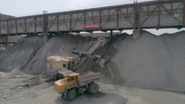 Mikashevichi, Belarus, 14.04.2020 - Heavy mining equipment excavators, large dump trucks, front loaders working on production of crushed stone, slow motion — 图库视频影像