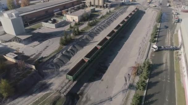 Vista aérea em equipamentos de construção pesados no centro de logística de construção. Entrega de granito, concreto, cimento e outros materiais de construção — Vídeo de Stock