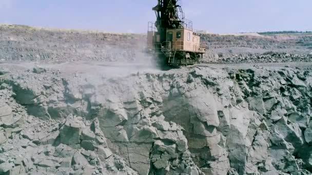 Bohrinsel bohrt Granit zum Verstauen von Sprengstoff Zeitlupe Industrielle Förderung von Gestein oder Mineralien — Stockvideo