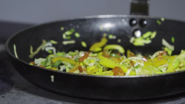 Frittura di verdure al vapore in padella fuoco selettivo — Video Stock