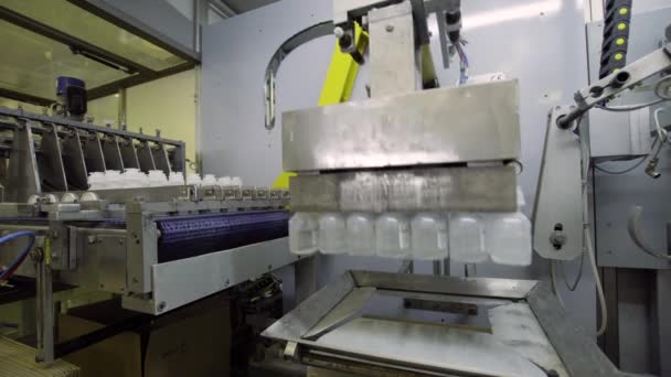 Plastic flessen op sterilisator van Medical Solutions Conveyor, Blow fill seal technologie die wordt gebruikt voor de productie van vloeibaar gevulde container op medische of voedsel industriële fabriek — Stockvideo