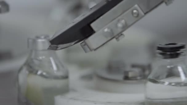 bouteilles en verre remplies et scellées avec des bouchons en caoutchouc sur une ligne de transport de solution médicale section d'emballage bouchon en aluminium fermer foyer sélectif 