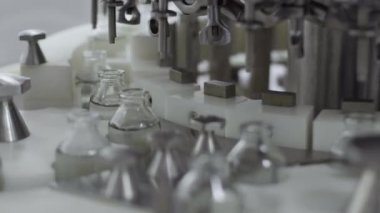 Benzin istasyonundaki tıbbi çözüm taşıyıcısında cam şişeler seçici odak noktasını kapat