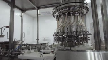 Benzin istasyonundaki tıbbi çözüm taşıyıcısında cam şişeler var.