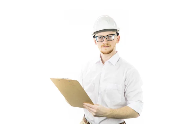 Construtor de arquiteto sério em chapéu duro segurando prancheta com documentos do projeto — Fotografia de Stock