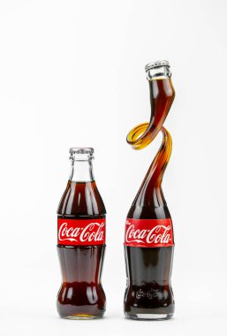 Atlanta GA ABD Mayıs 12020 Coca-Cola kıvrımlı boyun şişesi klasik şişe yanında