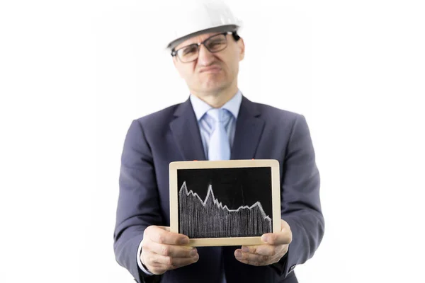 Nespokojený obchodník drží ceduli s klesající graf ropy uvozovky pokles zásob — Stock fotografie