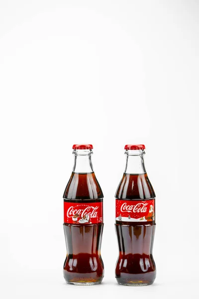 亚特兰大GA美国2020年5月1日两瓶可口可乐等量瓶新年版 — 图库照片
