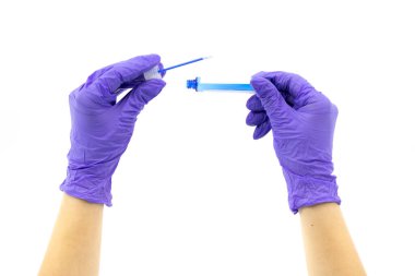 Kovan 19 burun temizleme tüpü. Doktorların ellerinde lastik eldivenlerle.
